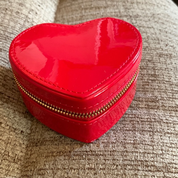 Source Unknown Jewelry - NWOT ❤️Red patent leather look heart, gold zippered jewelry holder/ travel box